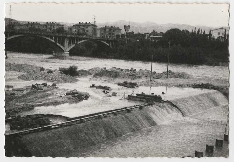Fiume Isonzo in piena, Gorizia. Opere di sbarramento in costruzione. Area di lavoro in alveo. Piena isontina